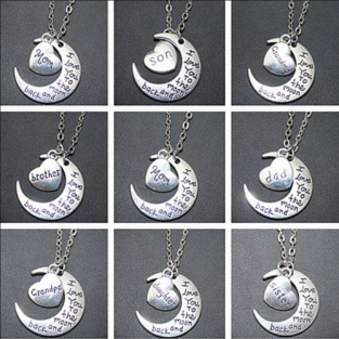 ketting met MOM/DAD/GRANDPA/GRANDMA/AUNT/UNCLE/SISTER/BROTHER/DAUGHTER/SON en MAAN met tekst; I love you to the moon and back